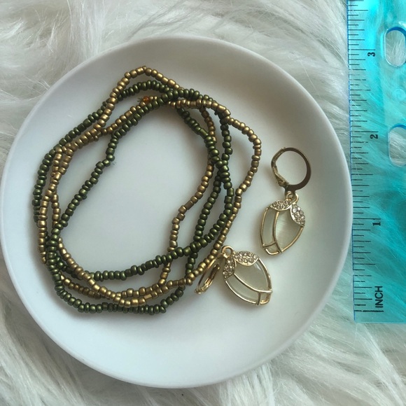 1 pair of beautiful dangle earrings +4 bead bracelets - Picture 4 of 5